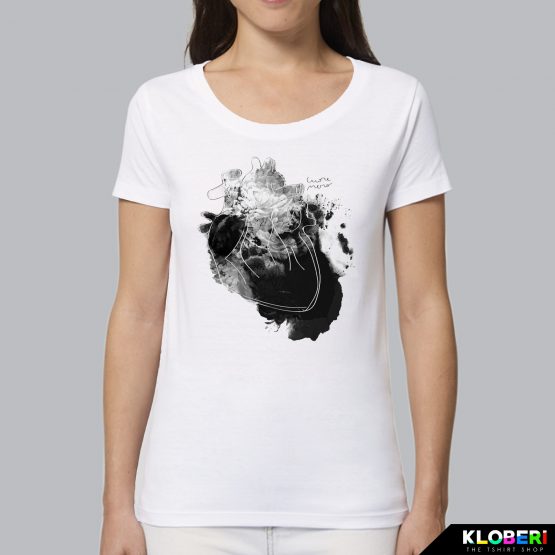 T-shirt da donna indossata | Cuore Nero | Irene Roggero