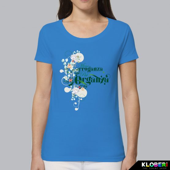 T-shirt da donna indossata | Meno Arroganza Azzurro | AryArt