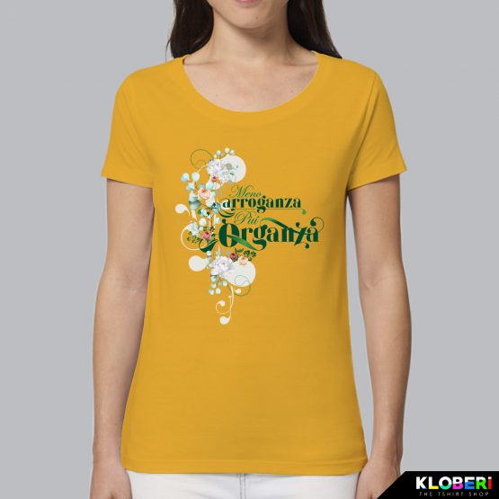 T-shirt da donna indossata | Meno Arroganza Giallo | AryArt