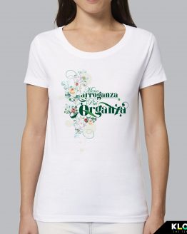 T-shirt da donna indossata | Meno Arroganza | AryArt