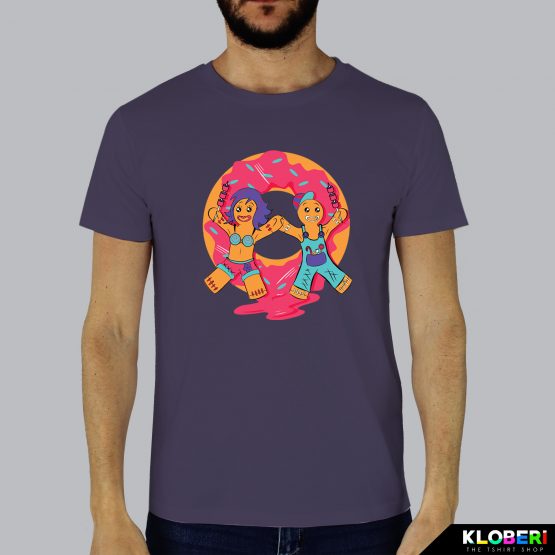 T-shirt da uomo indossata | Omini di pan di zenzero Plum | AryArt