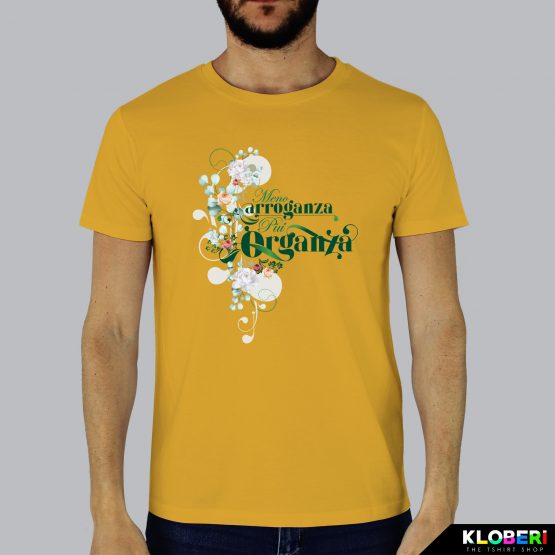 T-shirt da uomo indossata | Meno Arroganza Giallo | AryArt