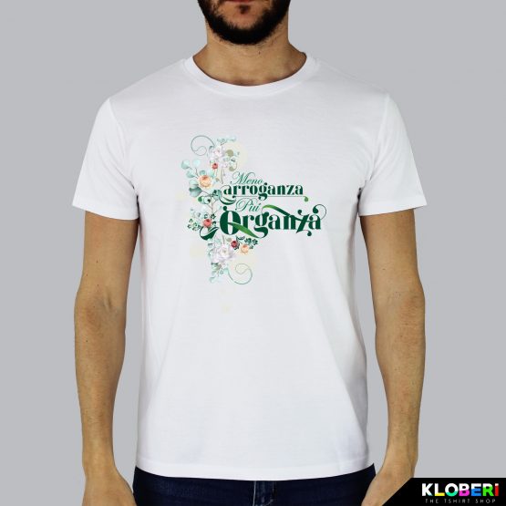 T-shirt da uomo indossata | Meno Arroganza Bianco | AryArt