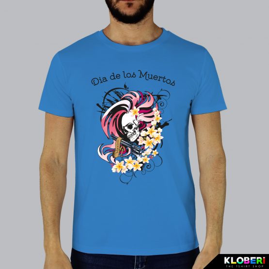 T-shirt da uomo indossata | Revolver Azzurro | AryArt