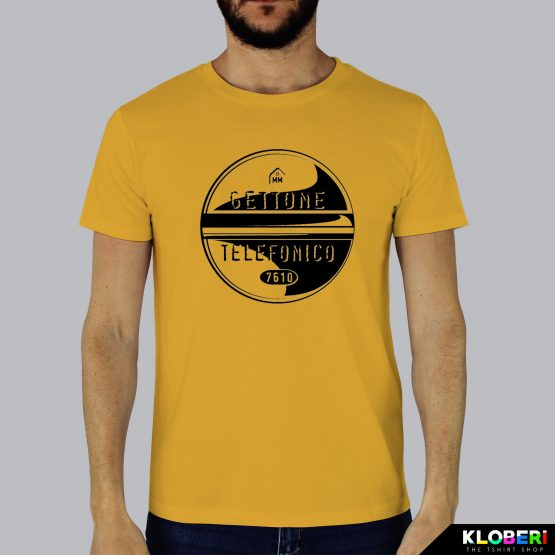 T-shirt da uomo indossata | Gettone Giallo | Fermoaguardare