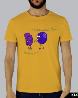 T-shirt da uomo indossata | The Raisin Girl Yellow | Martina Meduri